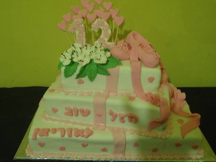 עוגת שוקולד לבת מצווה 3 קומות עם נעלי בלט ופרחי ליליות